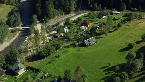 Drohnenberg-Kleines-Dorf-Warmer-Sonniger-Frühlingstag-Grüne-Grasfelder-Tal