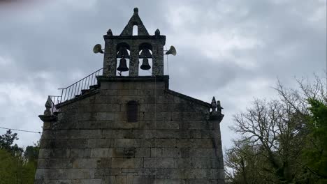 Glockenturm-Der-Kirche-San-Amaro,-Beade,-Ourense,-Spanien