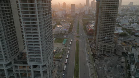 los hoteles a medio terminar se elevan sobre las amplias calles de danang al atardecer en vietnam.