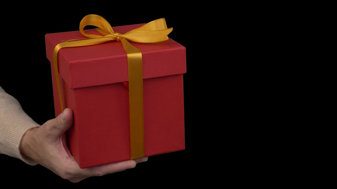 caja de regalo roja en las manos hombre caucásico en suéter beige. primer plano. víspera de celebración. evento navidad año nuevo día de acción de gracias viernes negro cumpleaños madres padres día de san valentín. regalo presente.