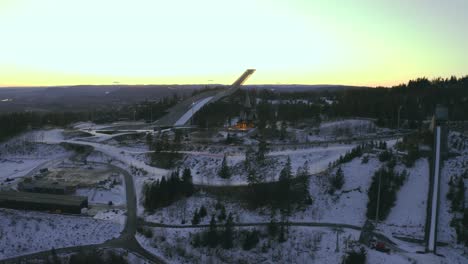 salto de esquí de holmenkollbakken, oslo vinterpark winterpark tryvann drone empuje en el pasado salto de esquí al atardecer holmenkollen