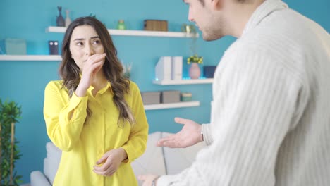 una joven está disgustada porque su novio huele a sudor.