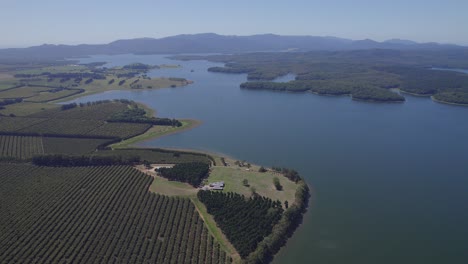 campo agrícola en la ciudad de kairi junto al arroyo severin