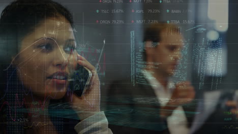 animación del procesamiento de datos sobre una mujer de negocios biracial hablando en un teléfono inteligente