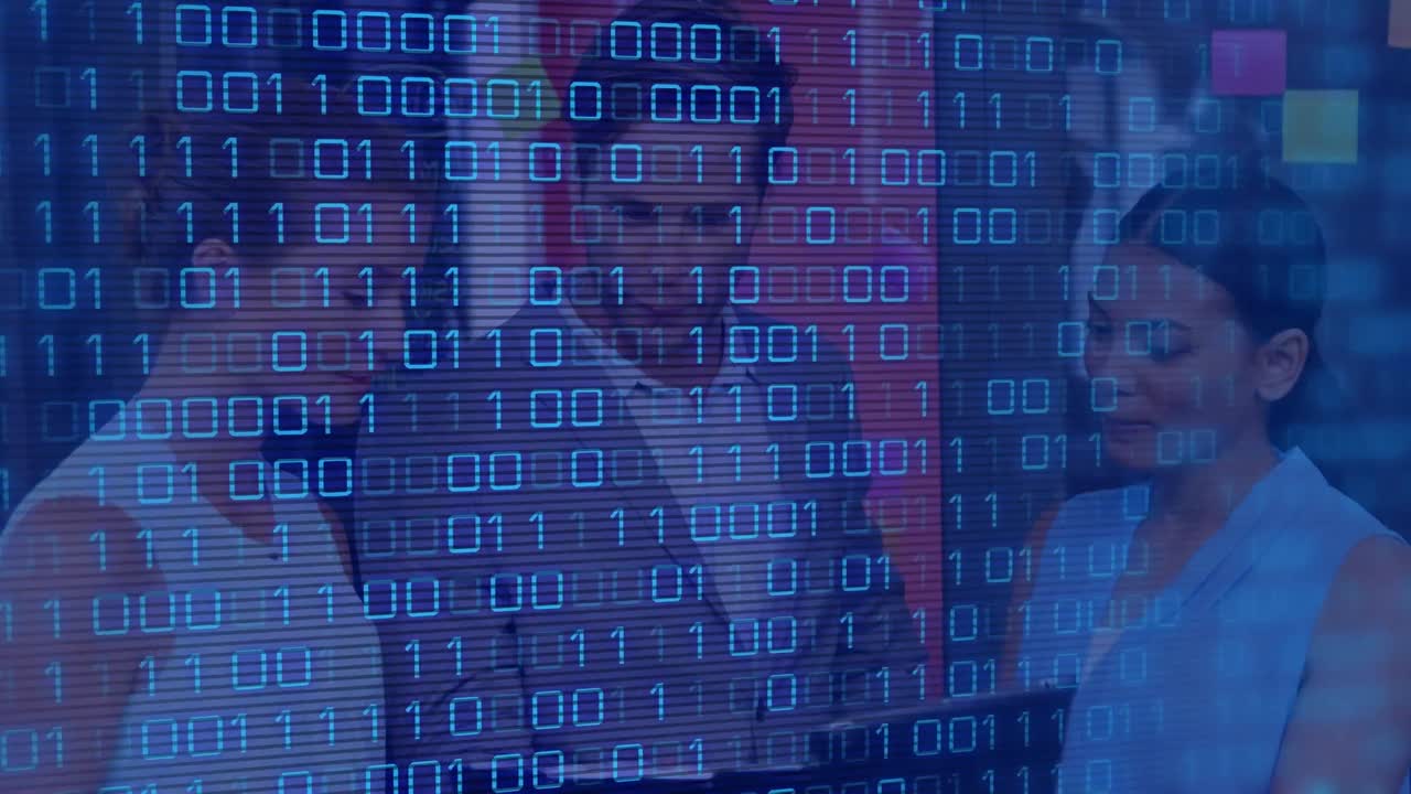 animación de código binario sobre diversas mujeres y hombres compañeros de trabajo en la oficina