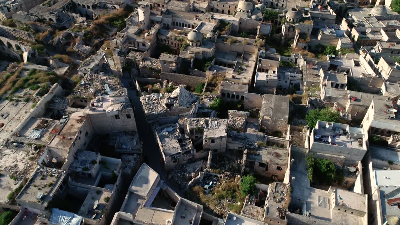 um drone voando sobre os telhados de um distrito de aleppo. podemos ver os telhades dos edifícios da cidade síria sob a luz do sol 4k