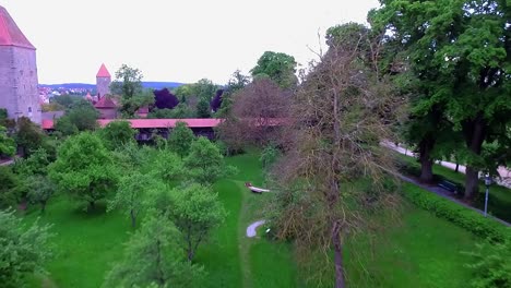 Links-Der-Stadtpark-Die-Türme-Und-Davor-Die-Altstadt-überdachter-Steg