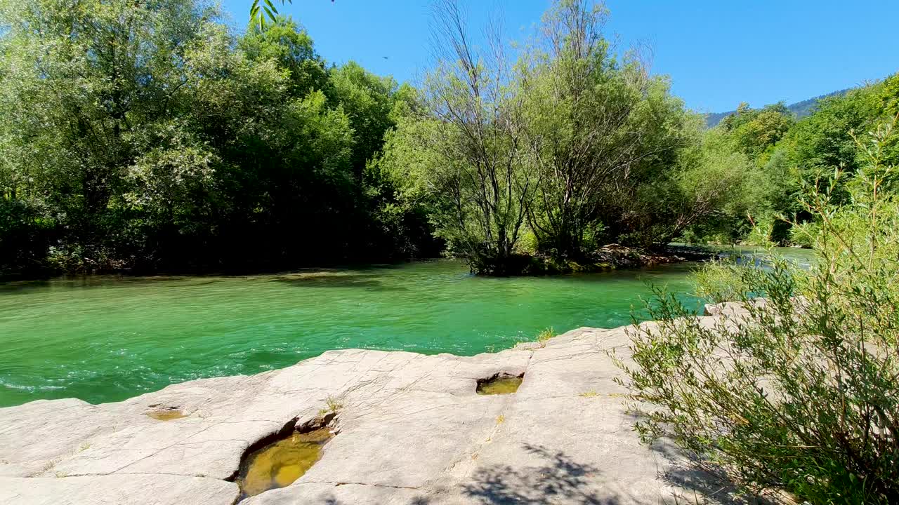 Corrente tranquilla e increspata su un fiume a Logarska Dolina, Slovenia, durante l'estate