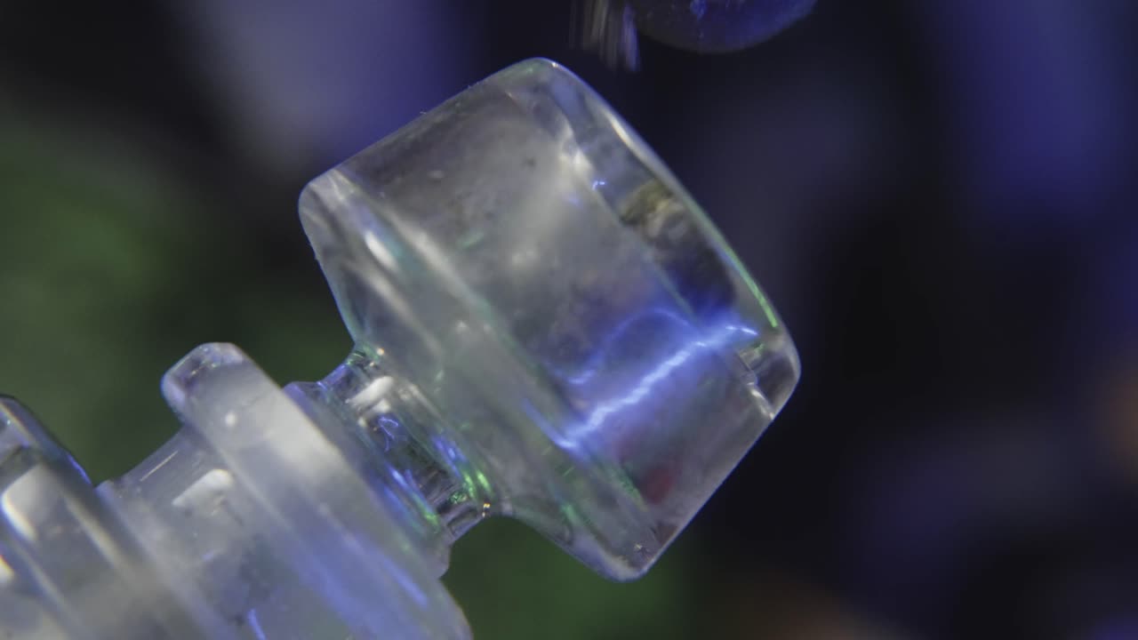 대마초 어리 는 대마초 를 피우는 도구 에 유리 그 에 여 있다