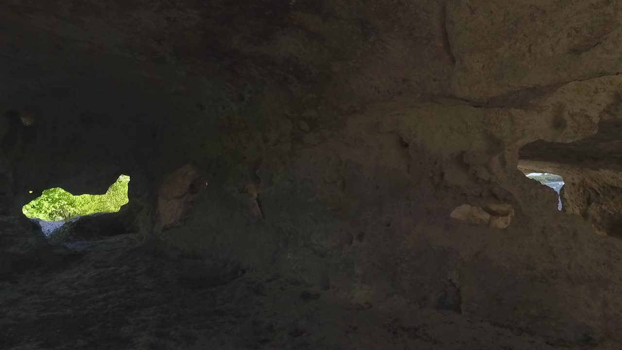 el interior de la cueva antigua