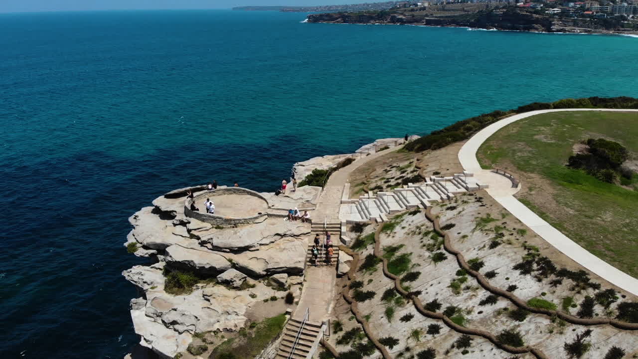 vista aérea sobre el mirador de la playa rocosa de bondi, soleada nueva gales del sur, australia