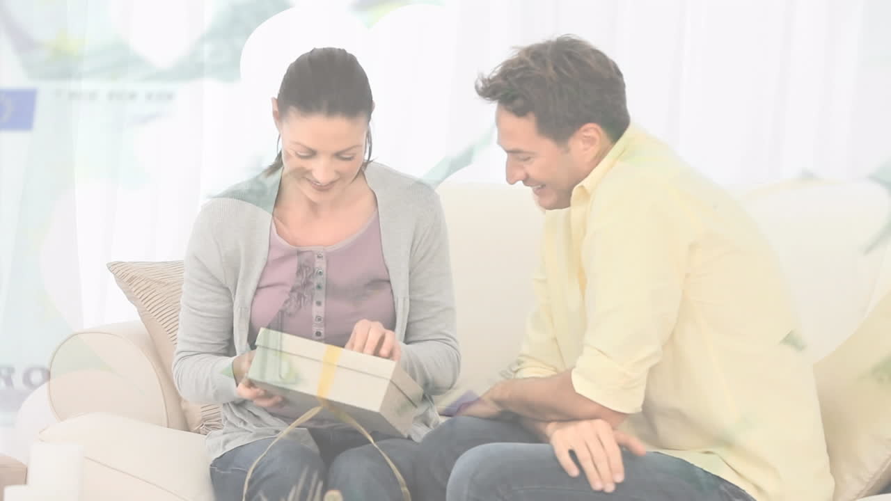 animación de billetes y formas sobre pareja caucásica abriendo presente