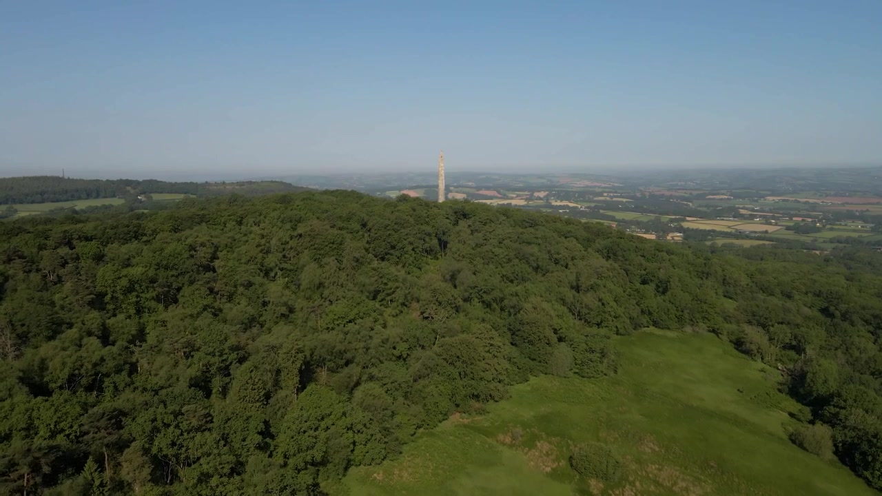 Monumento di Wellington, che cattura una vista a 360 gradi della struttura e dei suoi dintorni panoramici. La vasta campagna del Somerset si estende in tutte le direzioni, con dolci colline e terreni agricoli