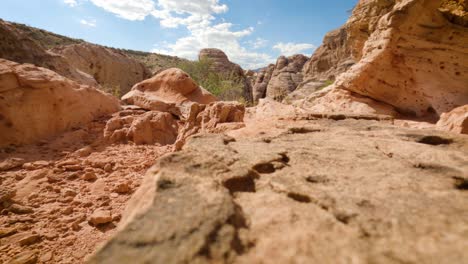 día nublado de verano sobre las rocas rojas de nevada