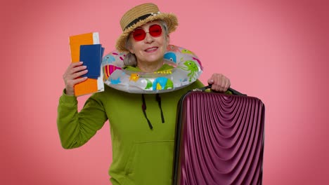 Viajero-Turista-Anciana-Abuela-Celebrando,-Sosteniendo-Boletos-De-Pasaporte,-Equipaje,-Vacaciones-De-Verano