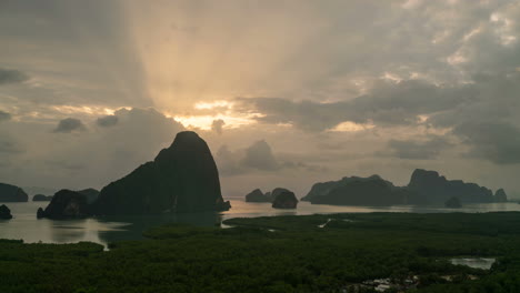 vista del lapso de tiempo en la bahía de halong, vietnam del norte.