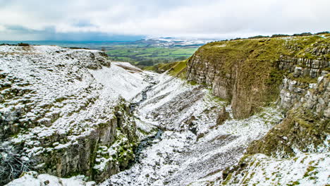 Blick-Auf-Mousegill,-Während-Sich-Im-Oberen-Eden-Valley-In-Cumbria,-Großbritannien,-Ein-Schneeschauer-Nähert