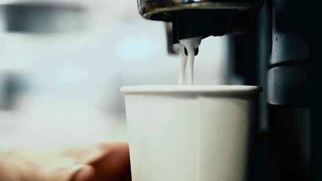cerrar la máquina de café hace capuchino