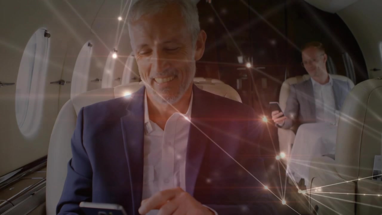 Animazione di una rete di connessioni su uomini d'affari caucasici in aereo