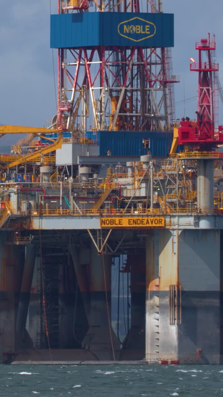 Et detaljeret vertikalt skud af en massiv flydende industriel olieplatform på havet.