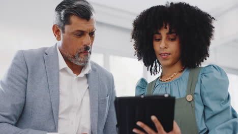 Mujer-Negra-Corporativa,-Hombre-De-Negocios