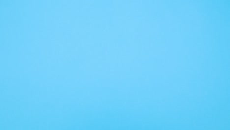 las máscaras médicas, las pastillas, las vitaminas y las vacunas aparecen en el lado derecho del tema azul.