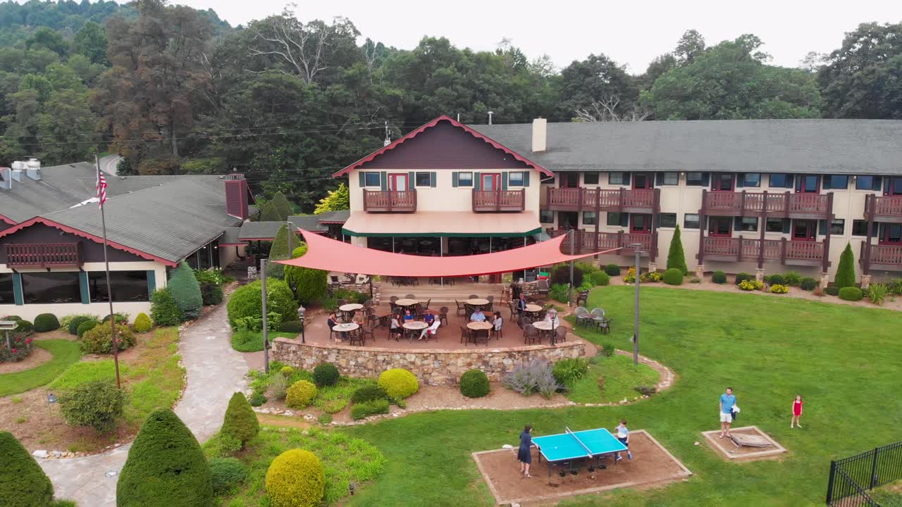 video de drones de 4k del resort en la ladera de la montaña en little switzerland, nc el día de verano