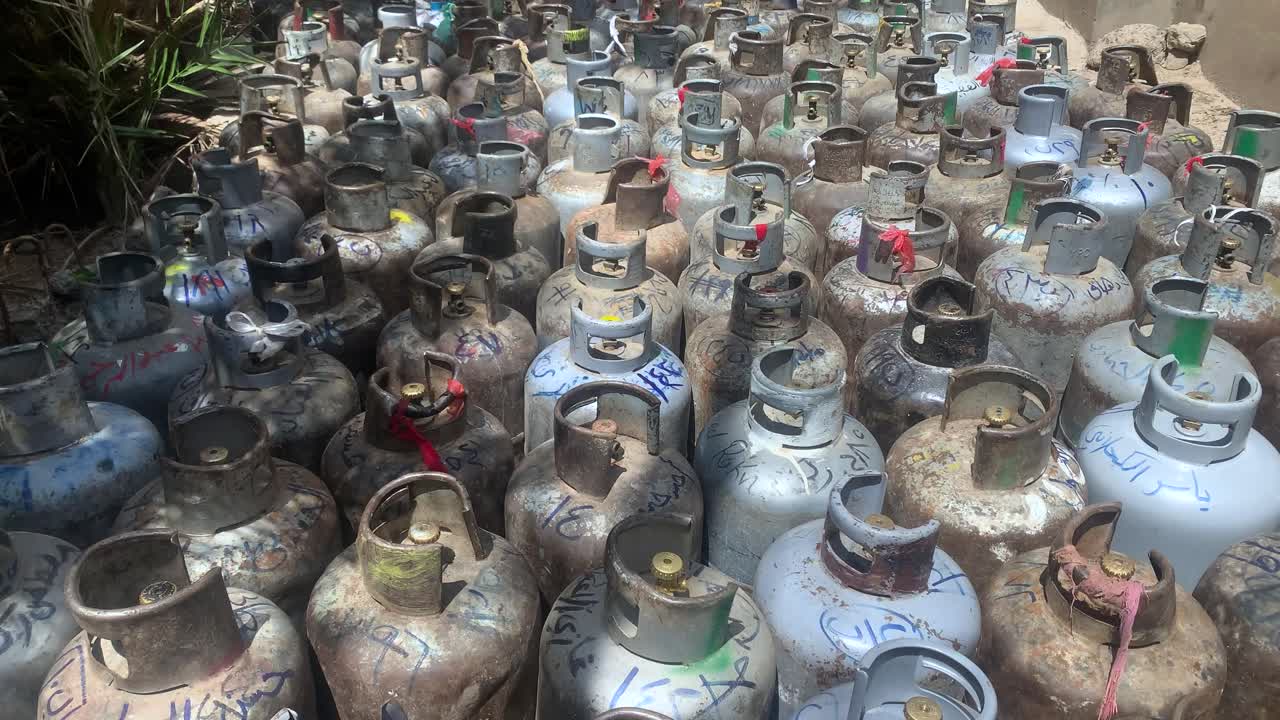 Neerwaartse pan naar een LPG-cilinder tijdens een groot tekort en een prijsstijging.