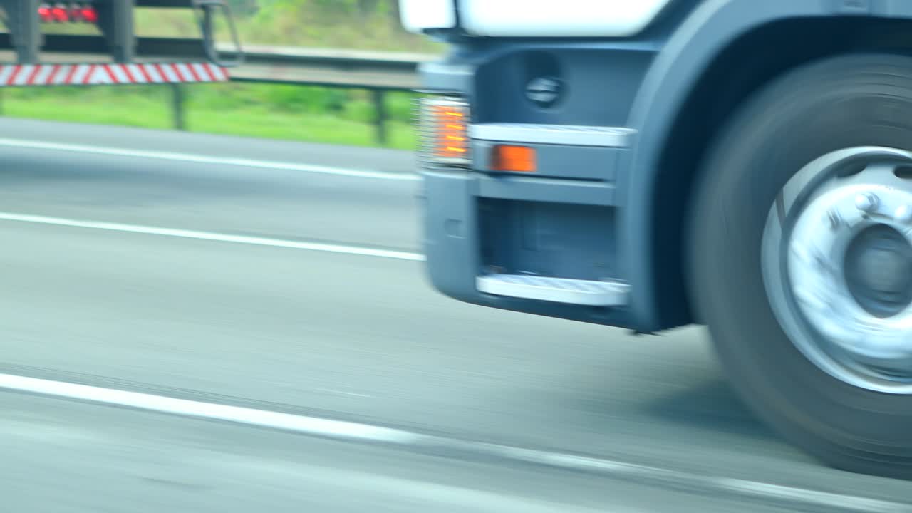 고속도로 도로에서 운전하는 트럭. 4k의 아스팔트 도로에서 속도를 높이는 트럭 타이어의 클로즈업