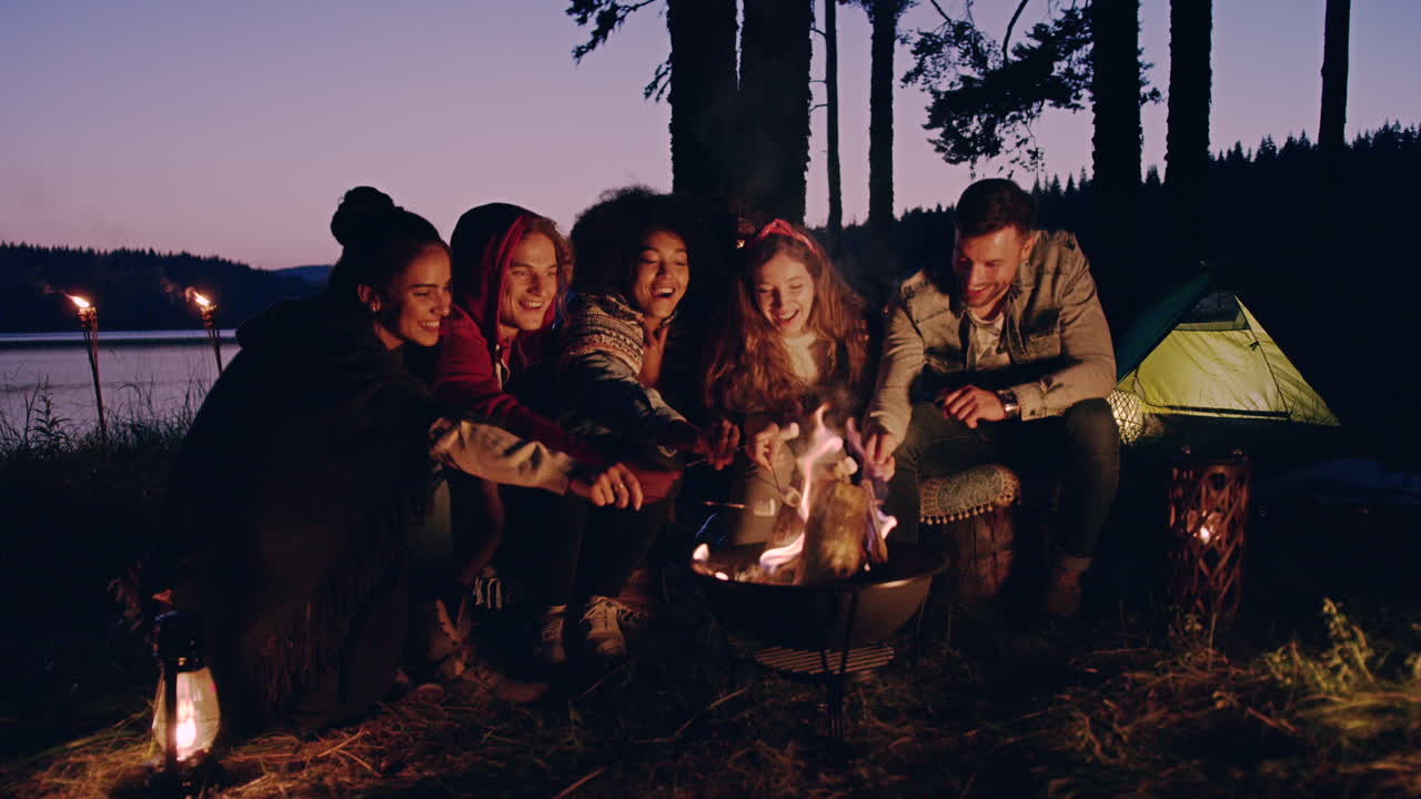 친구들과 캠프 불 밤 웃음