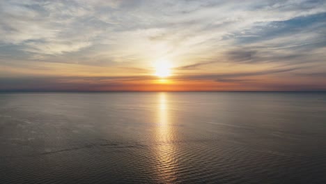 Toma-Aérea-De-Un-Dron-Sobre-El-Atardecer-En-El-Lago-Erie