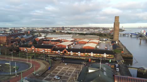 Woodside-Ferry-Village-Terminal-Luftschwenk-Nach-Rechts,-Um-Die-Skyline-Des-Hafens-Von-Liverpool-Zu-Sehen