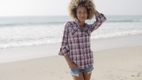 Lässige-Junge-Frau,-Die-Am-Strand-Steht