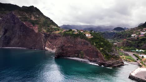 馬德拉島火山岩石懸崖海岸邊緣的一棟房子的空中圖片