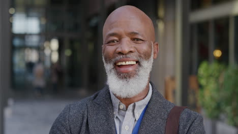 retrato feliz maduro afroamericano hombre de negocios riendo en la ciudad disfrutando del estilo de vida urbano profesional alegre hombre negro viajero en cámara lenta