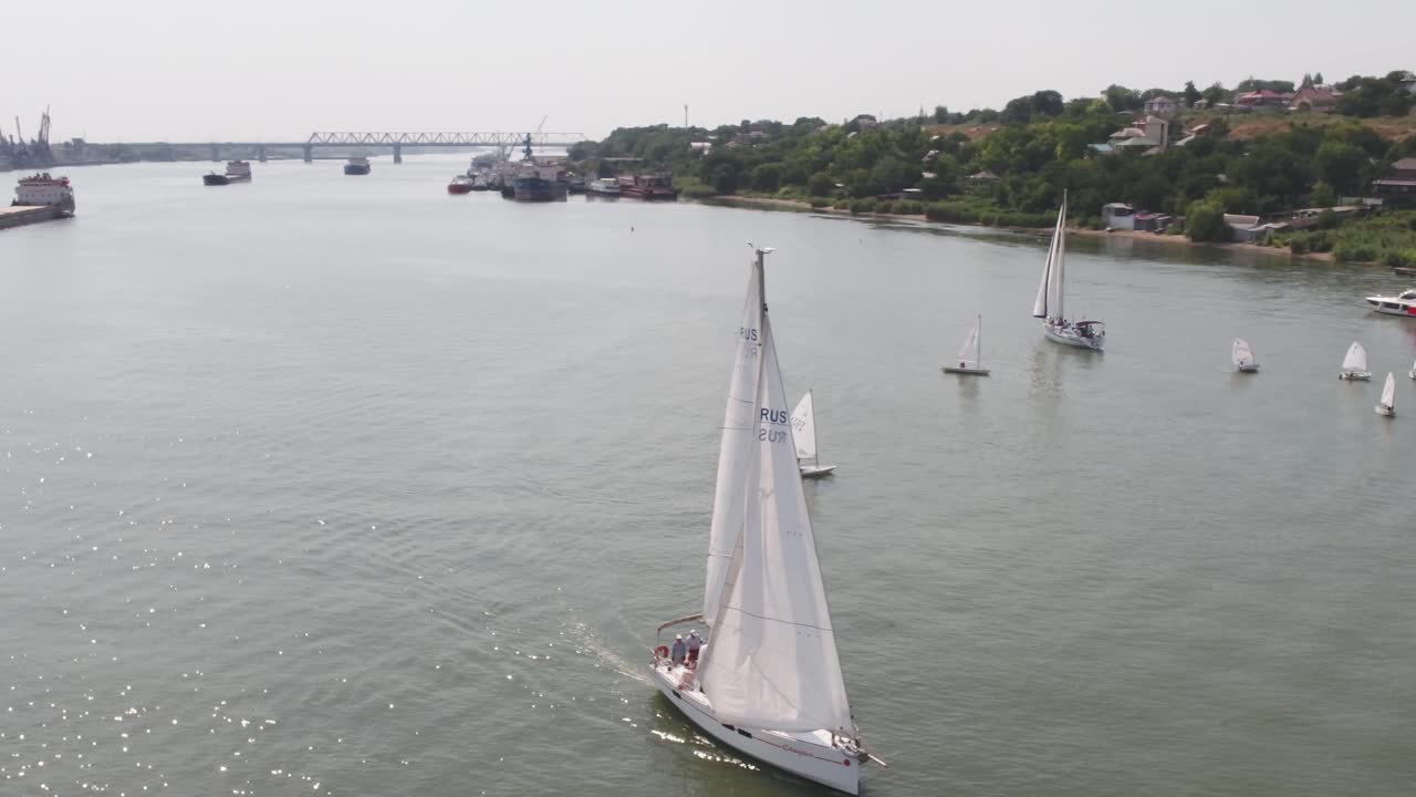 navegar en un río con barcos y puente