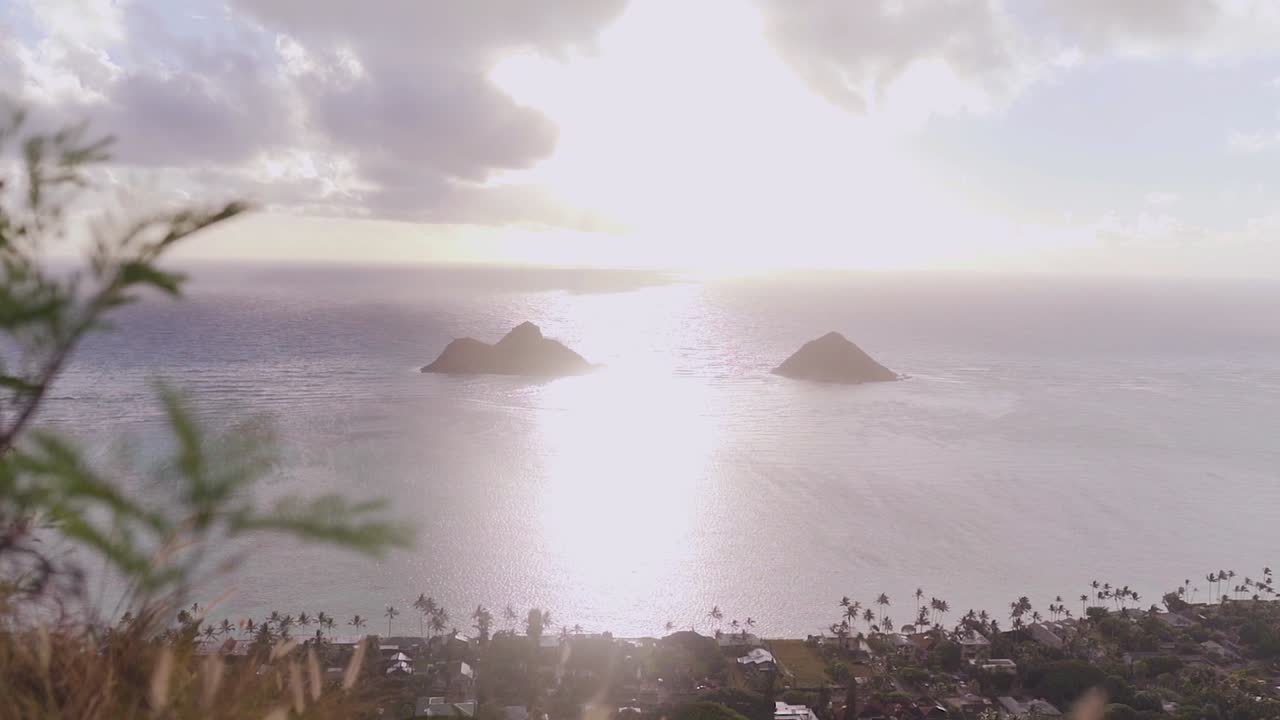 아름다운 하와이 해변은 맨 위에 필박스 몇 개가 있는 하이킹을 내려다보고 있습니다.