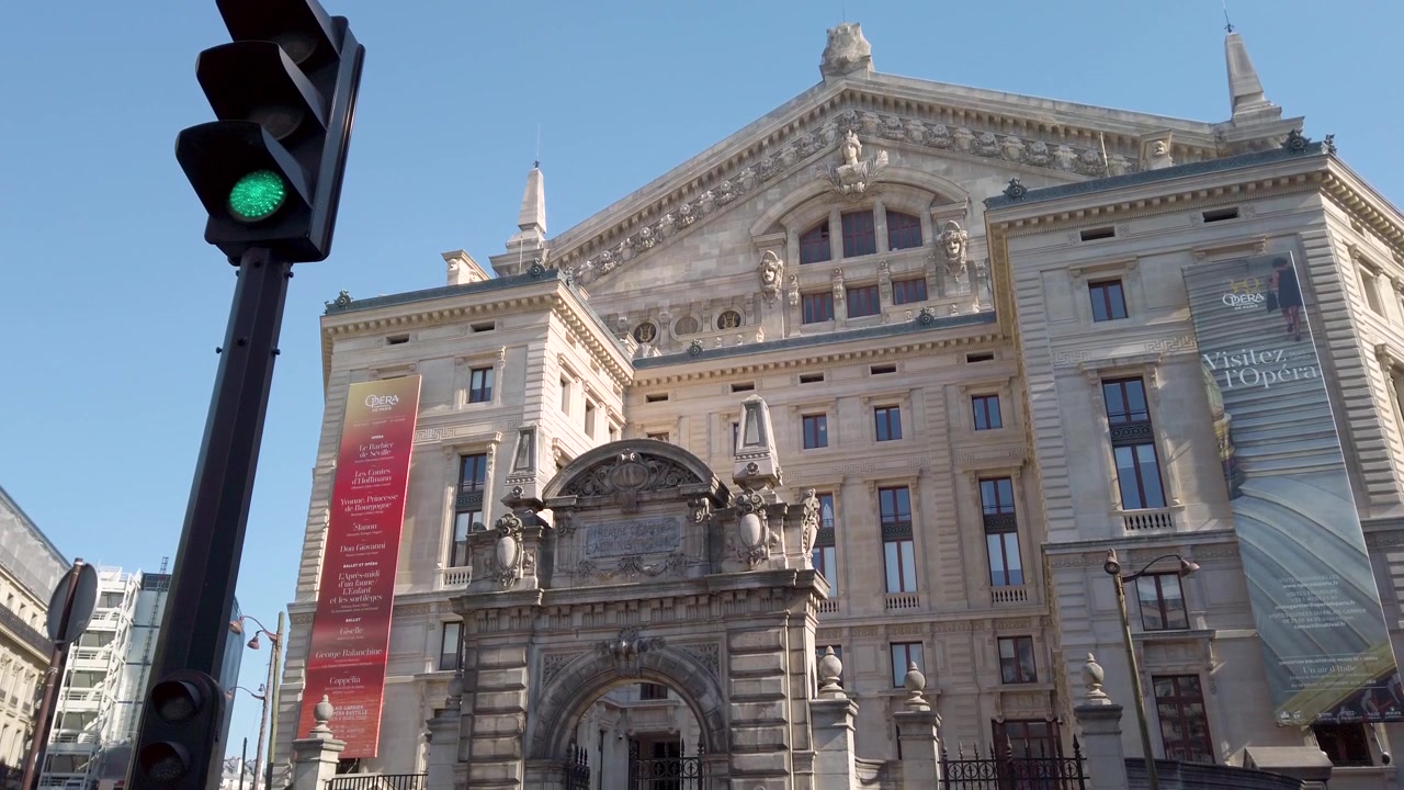 Bagindgang til Opéra Garnier i Paris. Lav vinkel