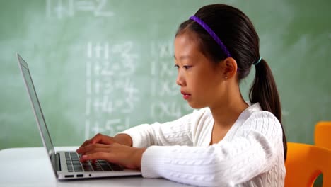 Schulmädchen-Benutzt-Laptop-Im-Klassenzimmer