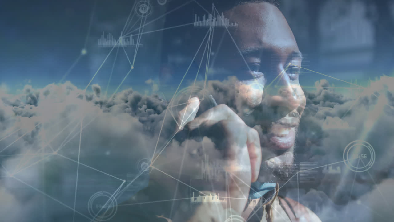animación de nubes y una red de conexiones con hombre sonriente hablando en teléfono inteligente