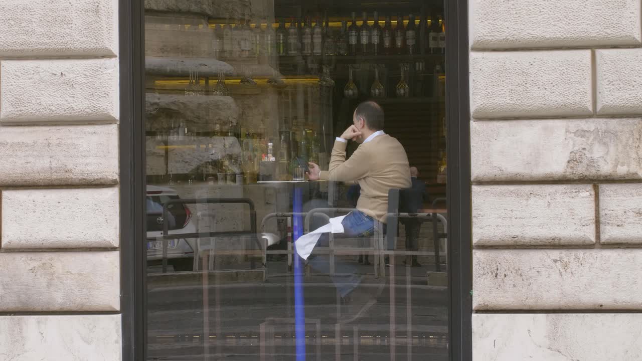 남자는 바에 앉았다