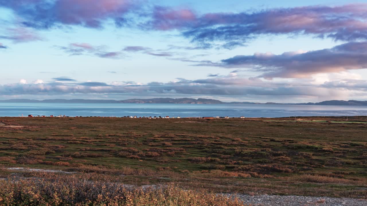 vasto campo abierto de la tundra de otoño en varanger
