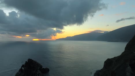 imágenes filmadas en madeira, portugal en las pilas marinas de ilheus da ribeira da janela
