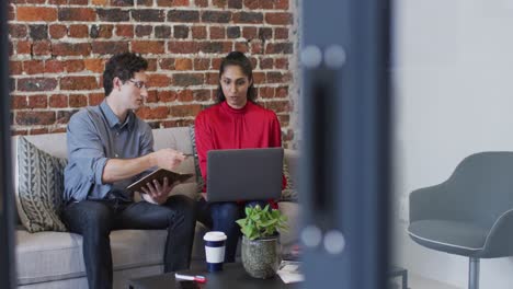 hombre y mujer trabajando juntos en la oficina