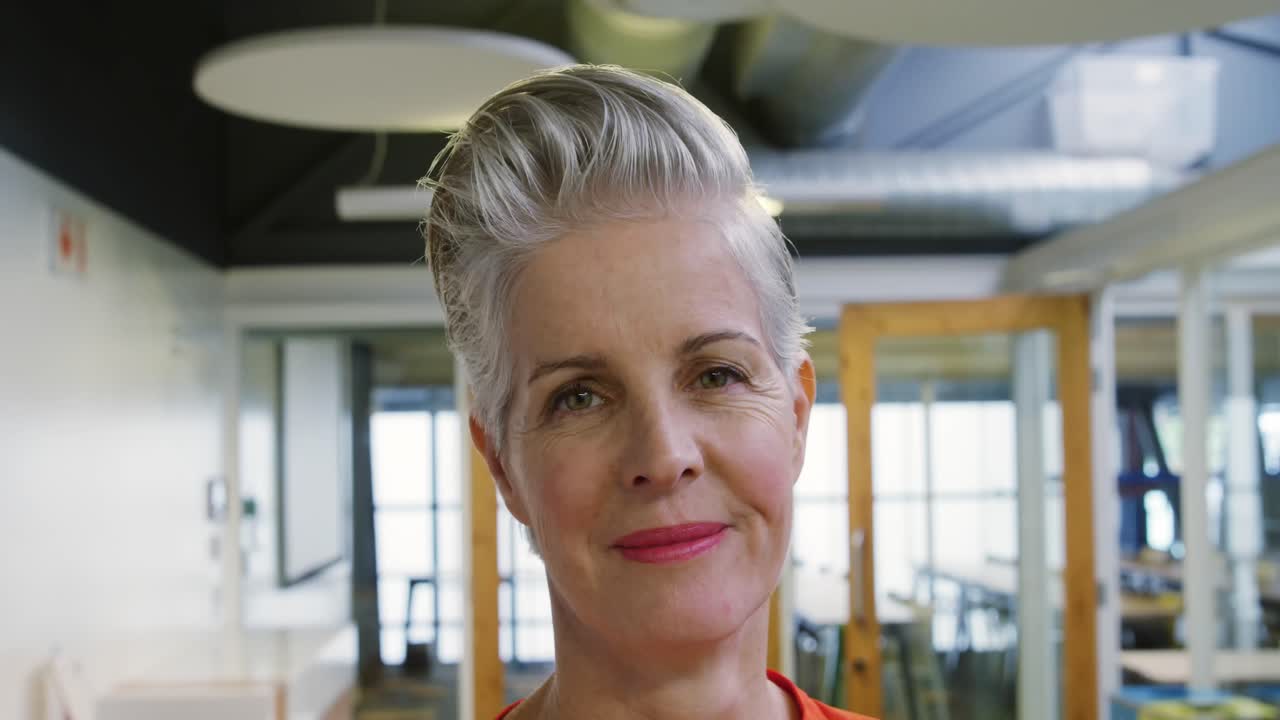 Donna che lavora in un ufficio creativo