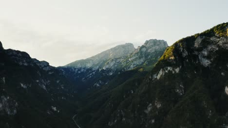 paisaje de valle de montaña al amanecer o al atardecer