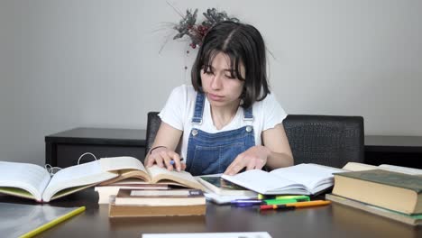 una mujer aburrida estudiando.