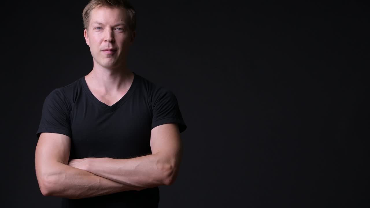 검은 바탕 에 있는 남자 의 초상화