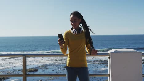 Afroamerikanische-Frau-Mit-Smartphone-Macht-Selfie-Auf-Der-Promenade-Am-Meer