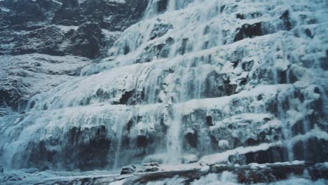 Eisiger-Wasserfall,-Der-Die-Klippe-Hinunterstürzt